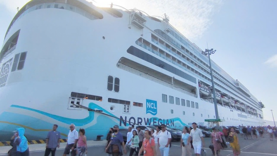 Khanh Hoa welcomes luxury cruise ship carrying 1,900 passengers